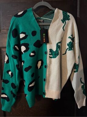 Derax Oversized Split Color Leopard & Tiger Print V Neck Cardigan